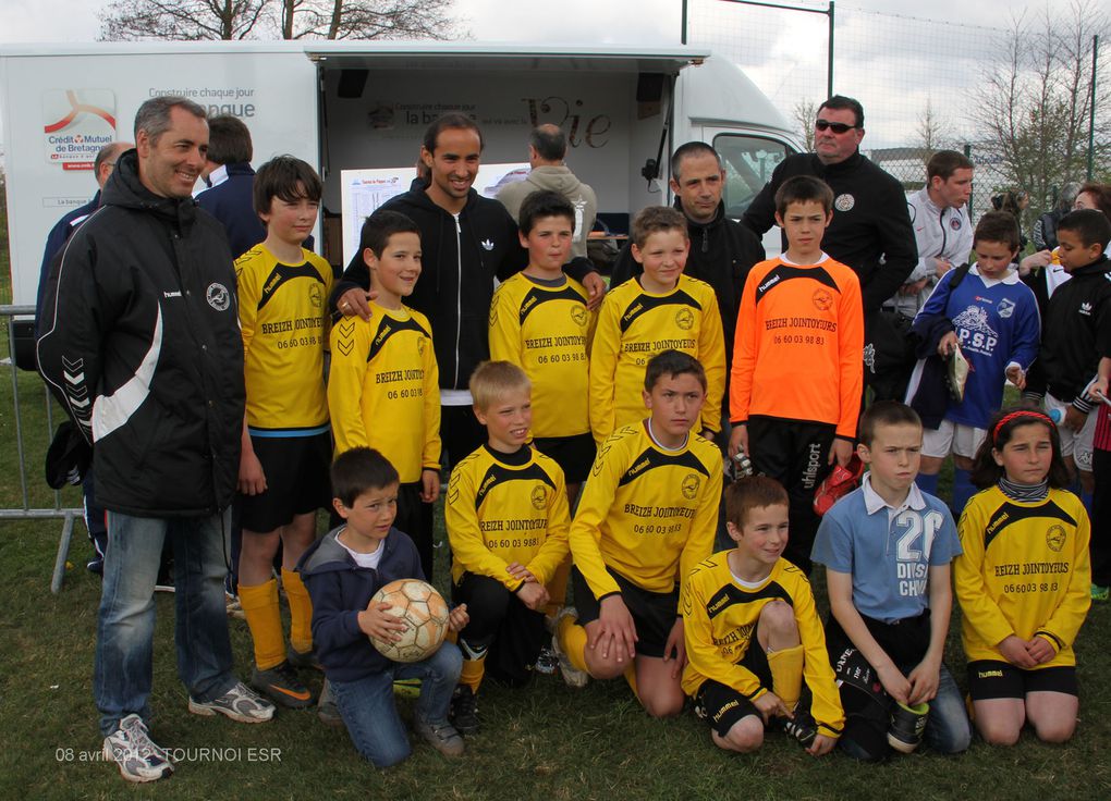 Reportage photographique de la deuxième journée du tournoi de Pâques 2012 organisé par la section football de l'Etoile Saint Roger)(première partie)