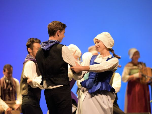 Prochainement dans l'église de Saint Julien des églantiers le groupe folklorique: le point d'Alençon