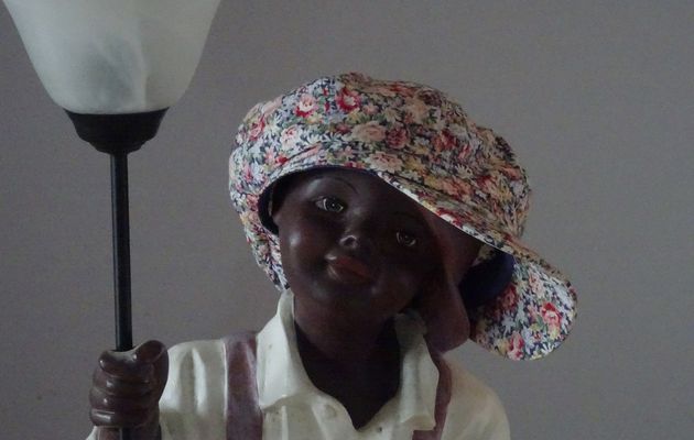 Regard sous une casquette en fleurs