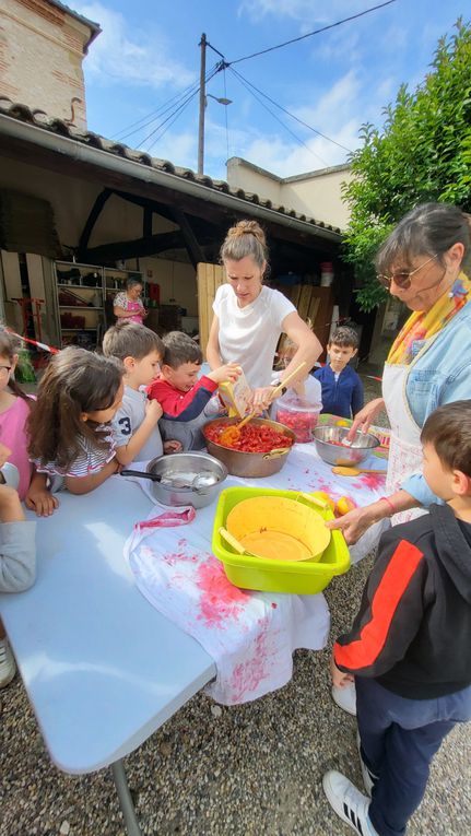 La classe de C.P et de M.S /G.S ont réalisé cette recette de   confiture de fraises ensemble.