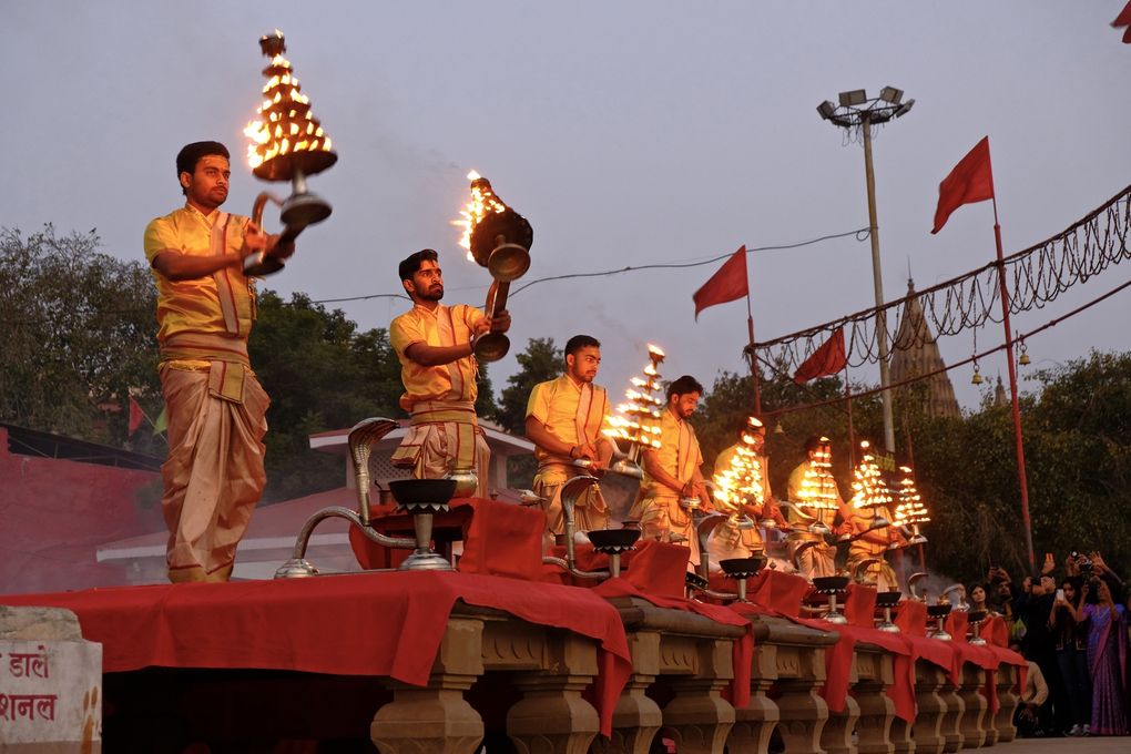 7 prêtres, 7 parapluies, 7 lampes à huile, un chiffre à forte symbolique puisqu'il évoque la résurrection, la découverte de soi, le détachement et le renouvellement, toute la spiritualité de l'Inde en un seul chiffre. Et puis cette foule, tous ces fidèles convaincus et transportés qui viennent à pied ou en bateau.