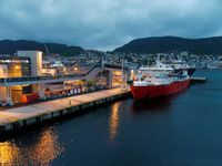 On quitte le quai. Et oups on récupère une chaloupe qui a permis au bateau de calibrer ses compas, opération annuelle de sécurité.