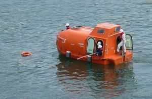 Récupération de la bouée sous surveillance du capitaine