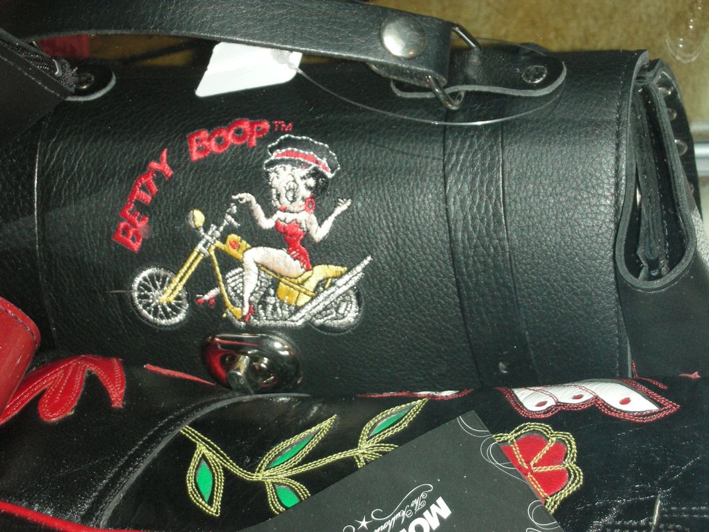 BIKERS :route 66 déco,accéssoires custom, boucles d'oreilles, fer de bottes, Betty Boop, pach Biker, Jack Daniel's, Bottes Harley davidson, perfecto,gilets cuirs,bagues, pantalons cuir, tee-shirts,sweets capuche Billy Eights..........