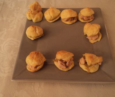 Choux au foie gras et au confit d'oignons