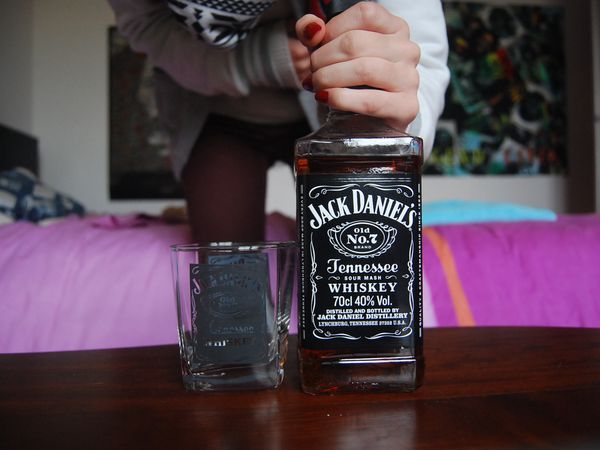 Bouteille de Jack Daniel's et verre Jack Daniel's. ©