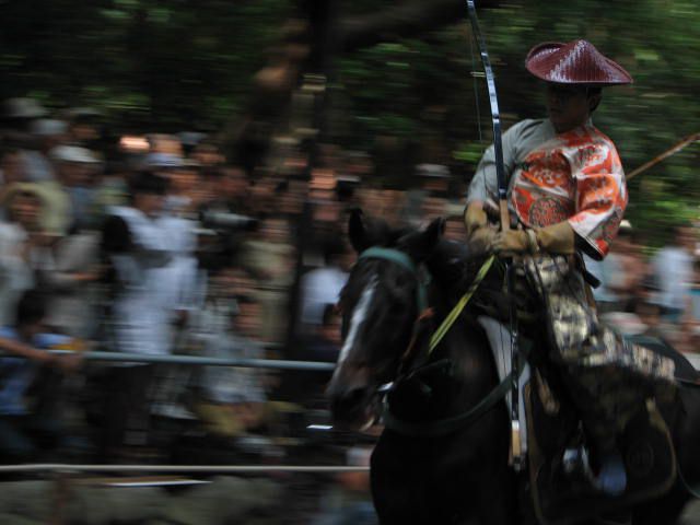 Yabusame est n&eacute; il y a 800 ans &agrave; Kamakura. C'est comme le tir &agrave; l'arc en prendant le cheval. Il y a trois cibles. Cela a commenc&eacute; pour excercer la technique d'arc.<br/>
Ce festival est &agrave; Tsurugaoka Hachimangu &agrave; Kamakura &agrave; Kanagawa le 16 Septembre chaque ann&eacute;e.<br/>