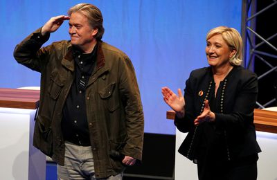 Brésil : le suprémaciste Steve Bannon, ami public commun de Bolsonaro & Marine Le Pen (InvestigAction)