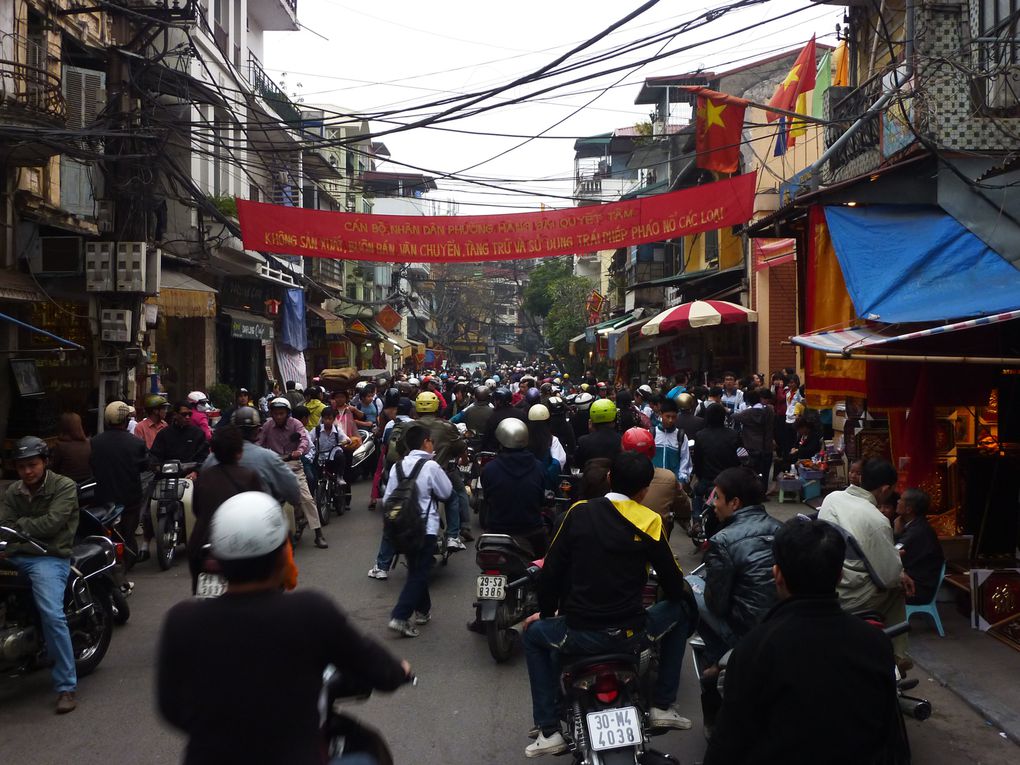 Le trajet depuis la frontiere, long :)
Premieres balades dans la ville grouillante d'Ha Noi
Temple de la Litterature