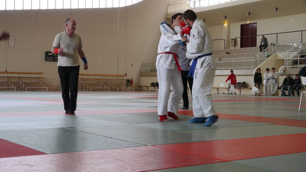 Quelques photos de la coupe jujitsu région Poitou-Charentes, on essaie de faire vivre l'expression compétition jujitsu (en plus de l'aspect premier du jujitsu la self-défense) dans notre région... Et c'est pas facile