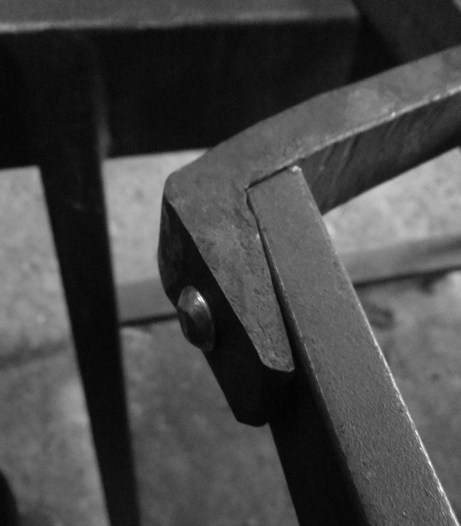 Portails et portillons réalisés sur mesure en fer forgé. Boris Klein ferronnier d'art forgeron, conçoit et réalise des portails adaptés à votre maison. Tous les éléments décoratifs sont forgés à l'atelier d'art Pays Cathare L'art de fer d