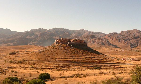 Casbah de Tizourgane. desert de cactus route de Tafraout.