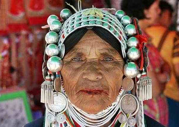 femmes mariées des différentes tribus AKHA
