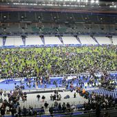 VIDEO. Stade de France : quand les explosions retentissent en plein match de l'équipe de France