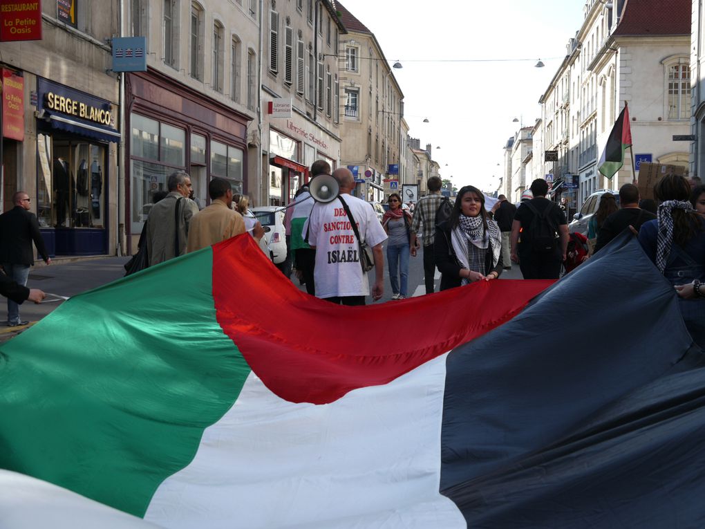 mercredi 2 juin 2010 rassemblement place Maginot et manifestation vers la préfecture pour protester contre le massacre qui a eu lieu parmi les militants de la flotille humanitaire pour Gaza.