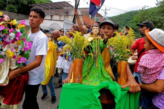 Entre cantos, tambores y banderas de colores  se dio la &quot;Ruta Sanjuanera Puerto Cabello 2022&quot;