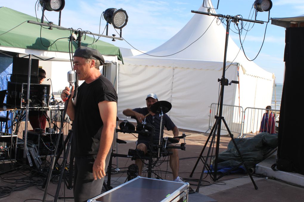 Sur le front de mer entre le casino et un bar bercé par les vagues, Royan au rythme du Rock'n'Roll avec le spectacle " Swing to the Rock" présenté par DANSE PROJECT. Soirée organisée par l'Association Générale de Pontaillac, présidée par Mad