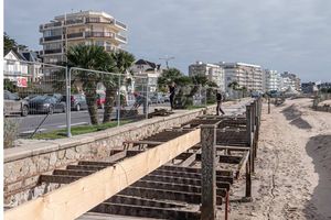 Réaménagement du front de mer de Pornichet face au port d’échouage : le plancher en bois refait entièrement à neuf