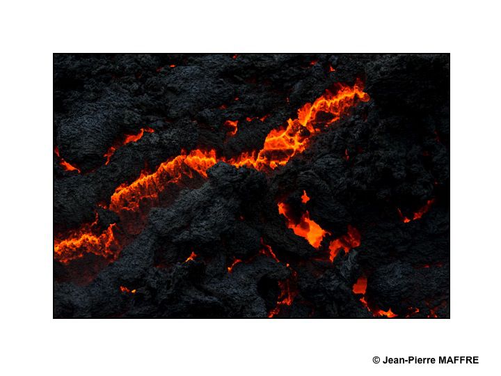 Peu d'endroits permettent d'observer de très près des coulées de magma ou des lacs de lave en fusion sur notre planète.