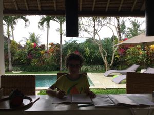 École itinérante au bord de la piscine ... le luxe : chacun dans son coin !