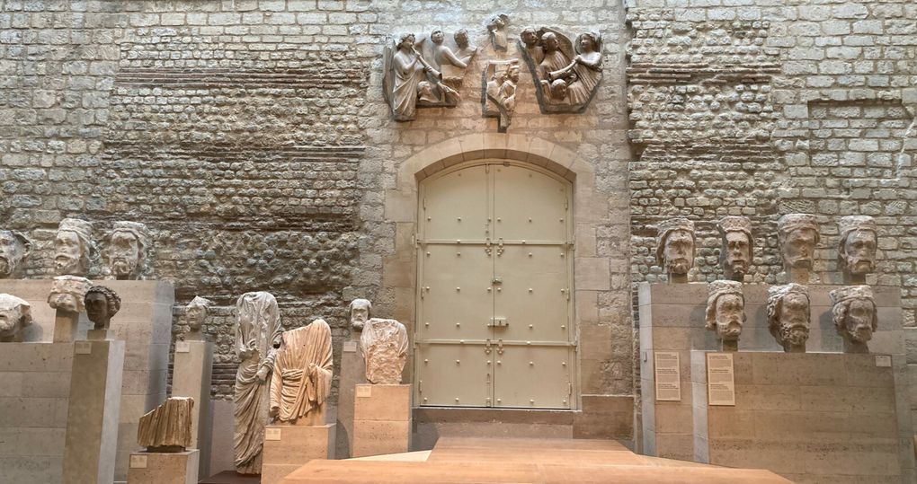 Moyen Age central (XIe-XIIIe siècle) : sculptures extérieures de Notre Dame, fresque, chasse des rois mages, retable, crosseron, trésor de la cathédrale de Bâle