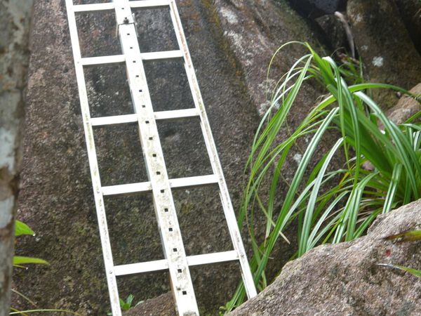 Le sentier est bien indiqué, mais de temps à autre, il faut affronter un pont en bois à franchir sans trop se poser de question et grimper sur une échelle ou escalader un peu entre les rochers.