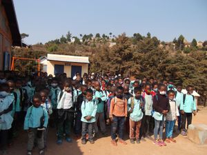 Tout le monde est attentif en ce premier jour sous le regard vigilant des Enseignants. Une partie de l'équipe pédagogique.