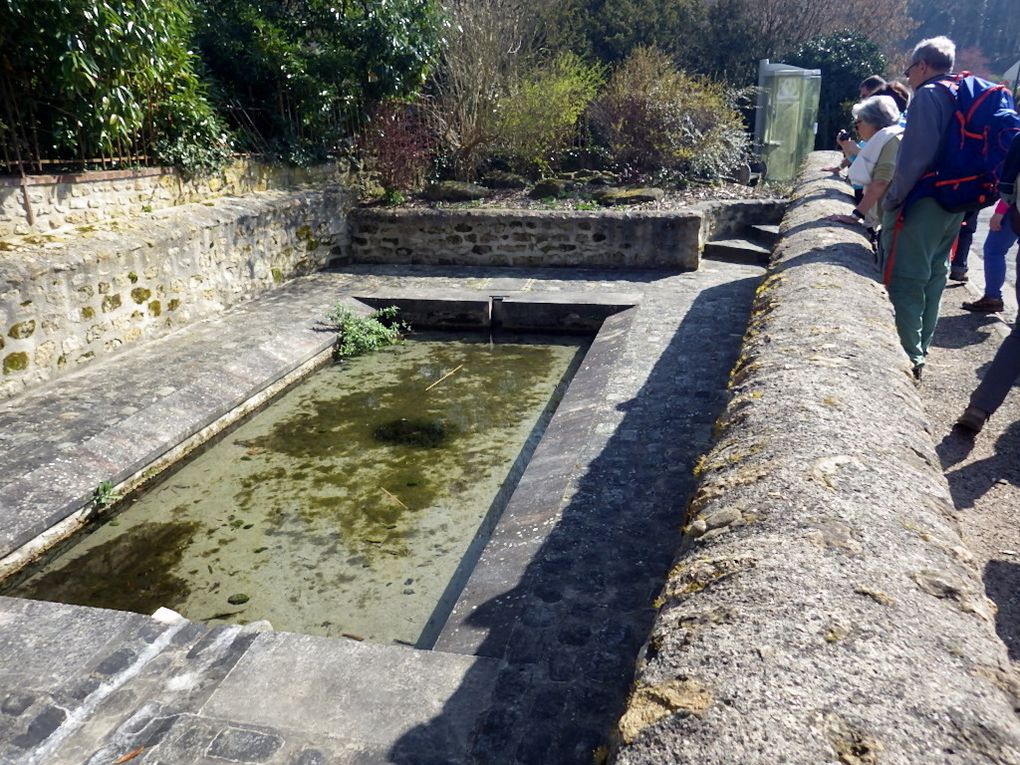 Hédouville - L'Eglise et le lavoir 