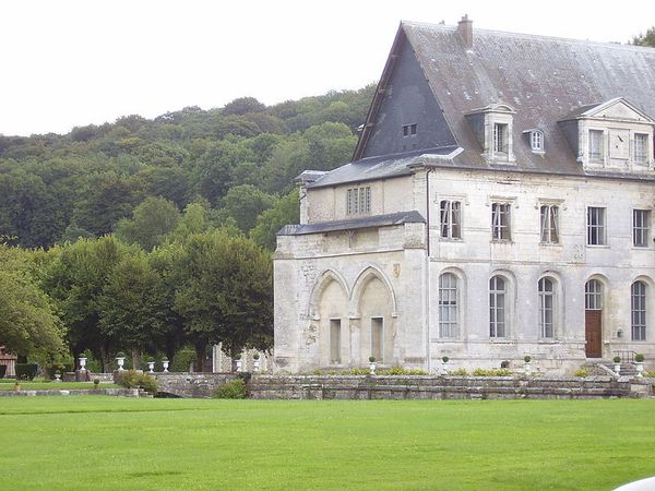 Les bénédictins de Saint-Wandrille lancent une souscription pour restaurer leur cloître