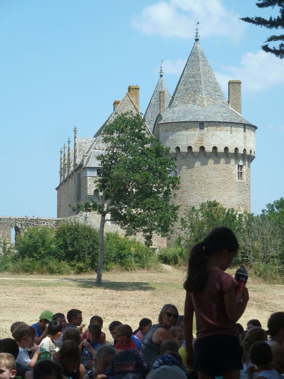 Visite guidée (et costumée) du château de Suscinio après un temps calme à l'ombre des arbres...