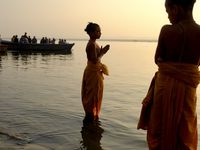 Ils étaient partout les "enfants jaunes", ils ont colorié le Ganges et illuminé les Gaths de toute leur énergie et leur joie de vivre. Très photogéniques, ils m'ont permis de prendre une série de photos pleines de poésie