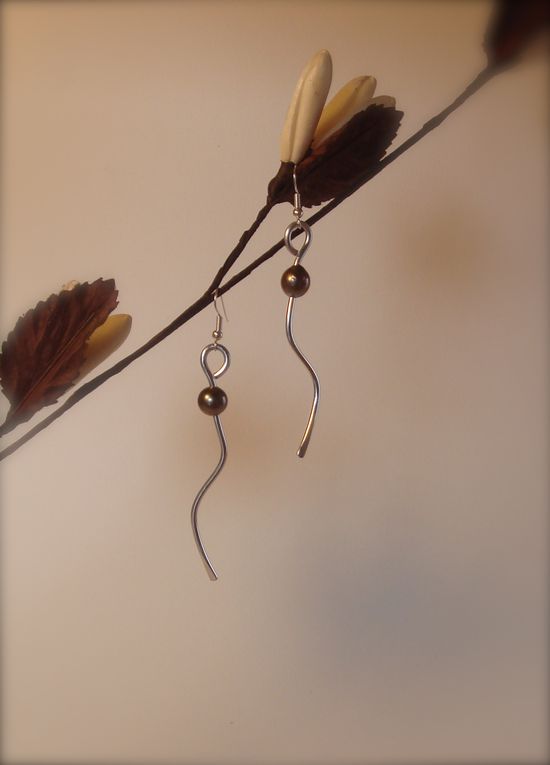 Boucles d'oreilles en aluminium et perle de Tahiti.