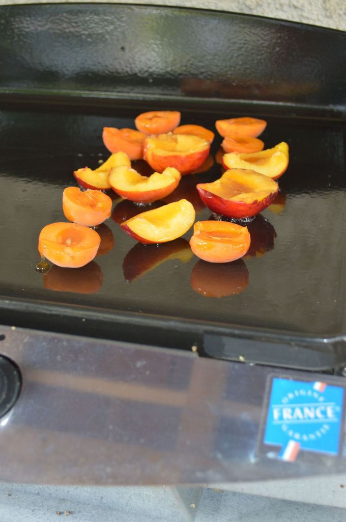 Nectarines et abricots au miel de thym à la plancha, glace vanille