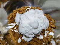 2 - Ecraser grossièrement les biscuits spéculoos, mélanger dans un saladier avec la pâte de spéculoos et la crème fraîche. Préchauffer le four th 6 (180°). Peler et couper les poires en quartiers, arroser de jus de citron pour ne pas qu'elles noircissent.