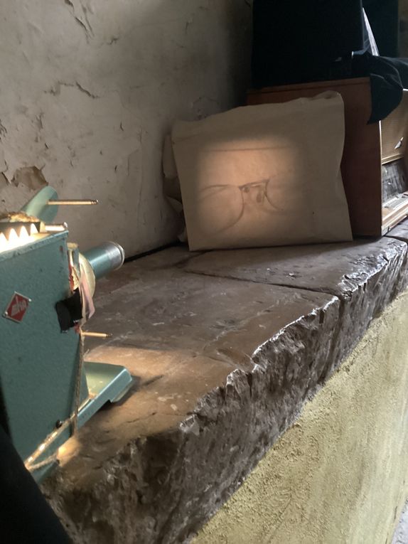 Installation celestino de Blanca Alonso au lavoir de Cuges Les Pins