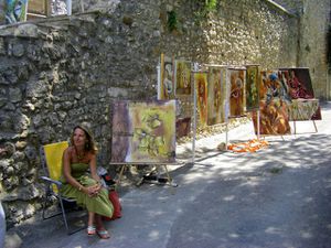 Cette année là, il y avait eu le vide grenier, mais aussi une exposition de peintres et d'artisans d'art dans la rue principale de Rochegude et un spectacle déjante et burlesque : "Le tour de France, sous la douche" !