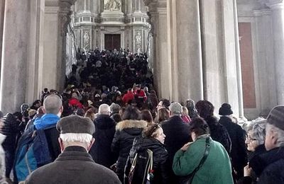 CASERTA NEWS Reggia presa d'assalto dai visitatori nel week end: "Biglietti esauriti" I tagliandi "Parco+Appartamenti" nella fascia mattutina non sono più disponibili: rimane però la possibilità di accedere soltanto al Parco