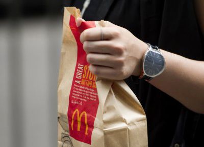 Un couple commande un repas chez McDonald's et reçoit un sac d'argent