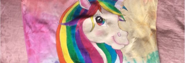  Peinture sur T-shirt ma licorne recto verso en peinture darwi tex avec fond tie and die en Arazilk