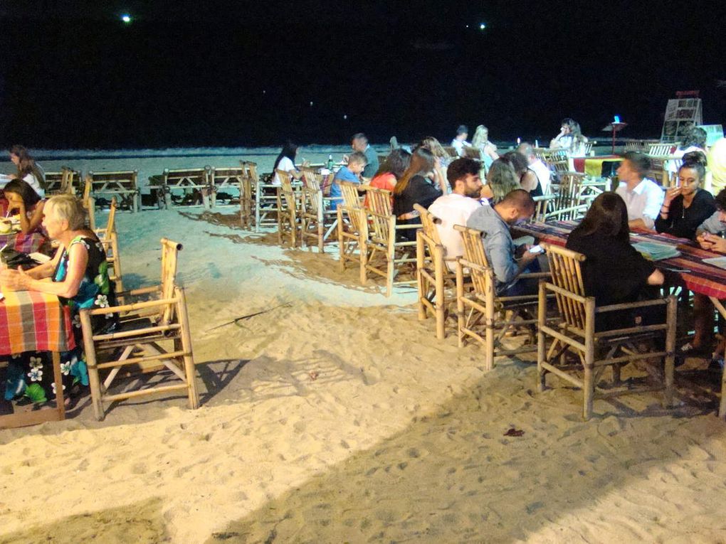 (Les pieds dans le sable et au bord de la mer pour d'excellents fruits de mer et poissons au barbecue au : Banboo Bar Restaurant à Lamai)