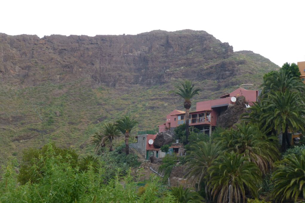 Voici Masca, les batiments rose orange sont ceux de la Casa rurale