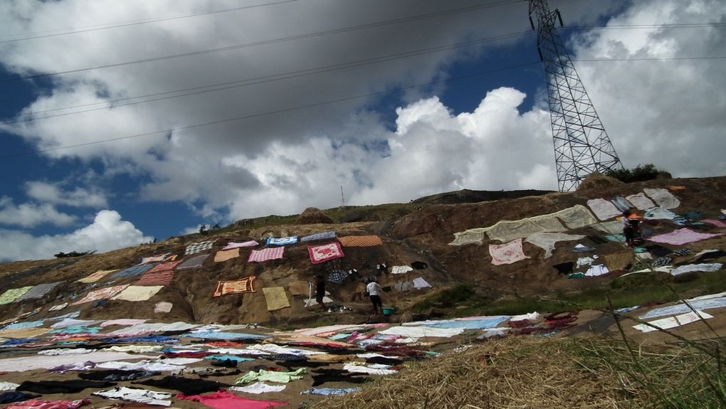 Ampasimbe RN2. Chez les Malgaches, il est de coutume, dans la semaine après le décès d'un proche, de laver le linge (habits, linge de maison). Photos : Jeannot Ramambazafy