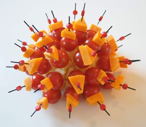 Brochettes tomate-emmental-mimolette