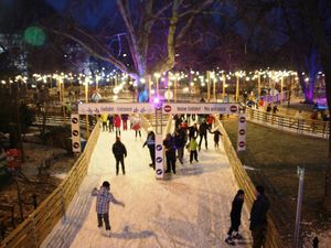 Quelques plans de la patinoire devant la Mairie.........