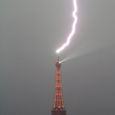 2ème journée consécutive de violents orages sur Paris avec 36mm de pluies = équivalent à 3 semaines de pluies tombés en 3 heures hier soir. 