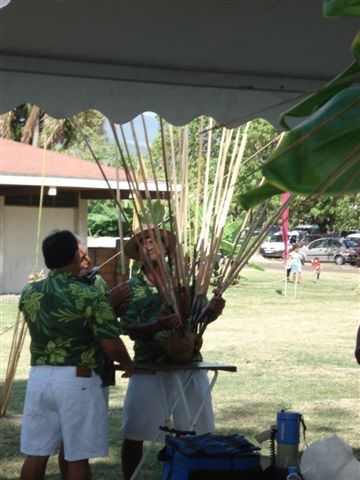 Pendant près d'un mois Tahiti vit au rythme des concours de danse, de chant, grimpé de cocotier....