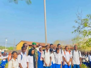 APRES LE SUCCES DE SA KERMESSE, LE LYCEE AMILCAR CABRAL DE FRIA OVATIONNE SON PARRAIN !