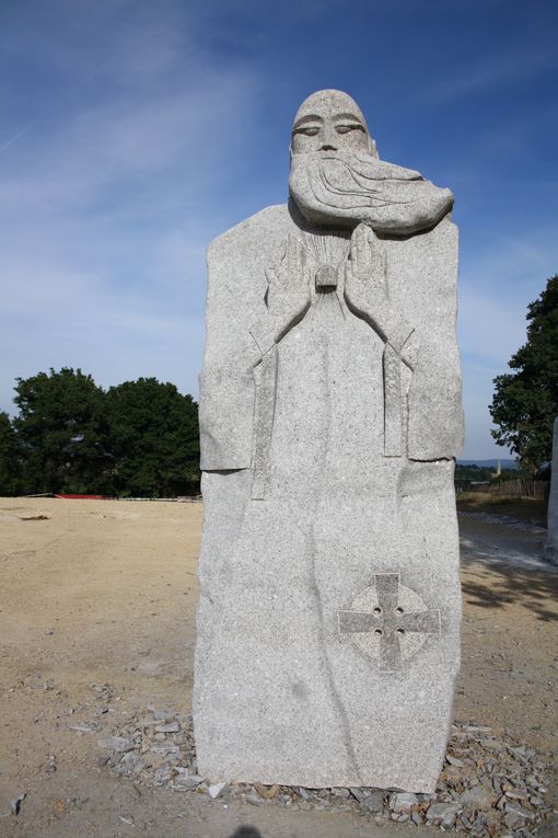 le site de La Vallée des Saints
s à Carnoet 22160 au coeur du centre Bretagne 13 statues monumentales de 3 à 4 mètres de haut et d'une dizaine de tonnes