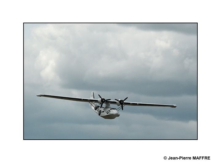 On ne se lassera jamais d’admirer les anciens avions qui nous surprennent toujours par leur souplesse et leur maniabilité.