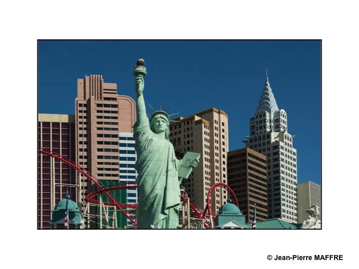 Las Vegas située en plein désert du Nevada a été fondée par les mormons en 1855. Elle est devenue la capitale du jeu au début du 20ème siècle. On y trouve 10 des 20 plus grands hôtels casinos du monde. 